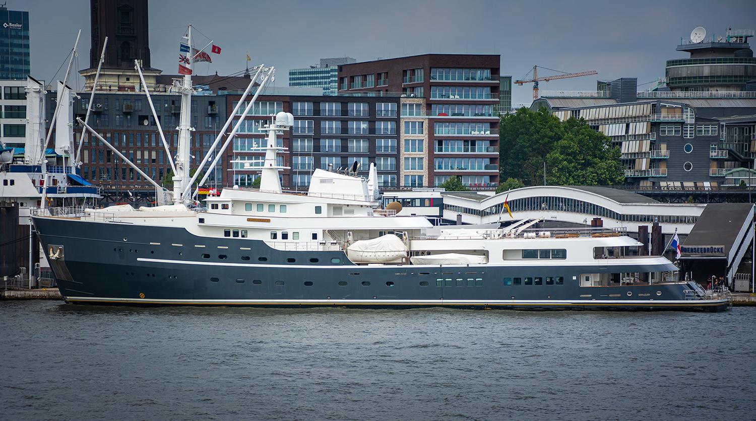 Die LEGEND Luxus-Explorer-Yacht - Hamburger Hafen