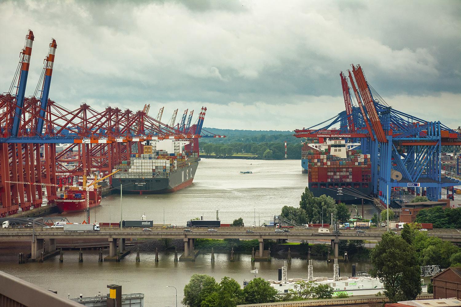 Die MSC London im Waltershofer Hafen in Hamburg