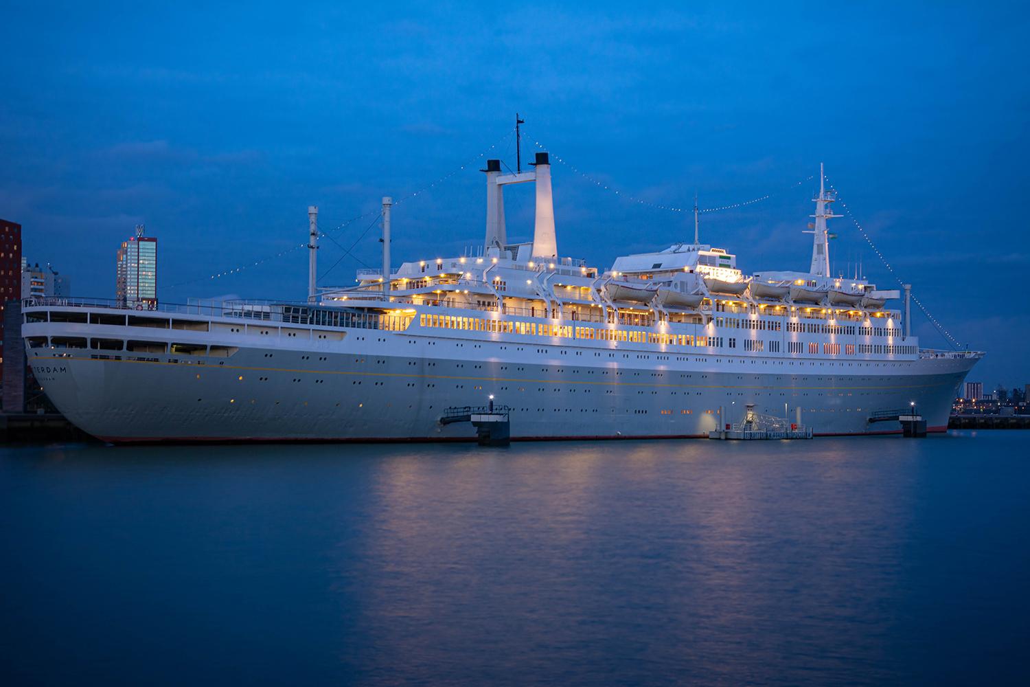 Die SS Rotterdam zur blauen Stunde
