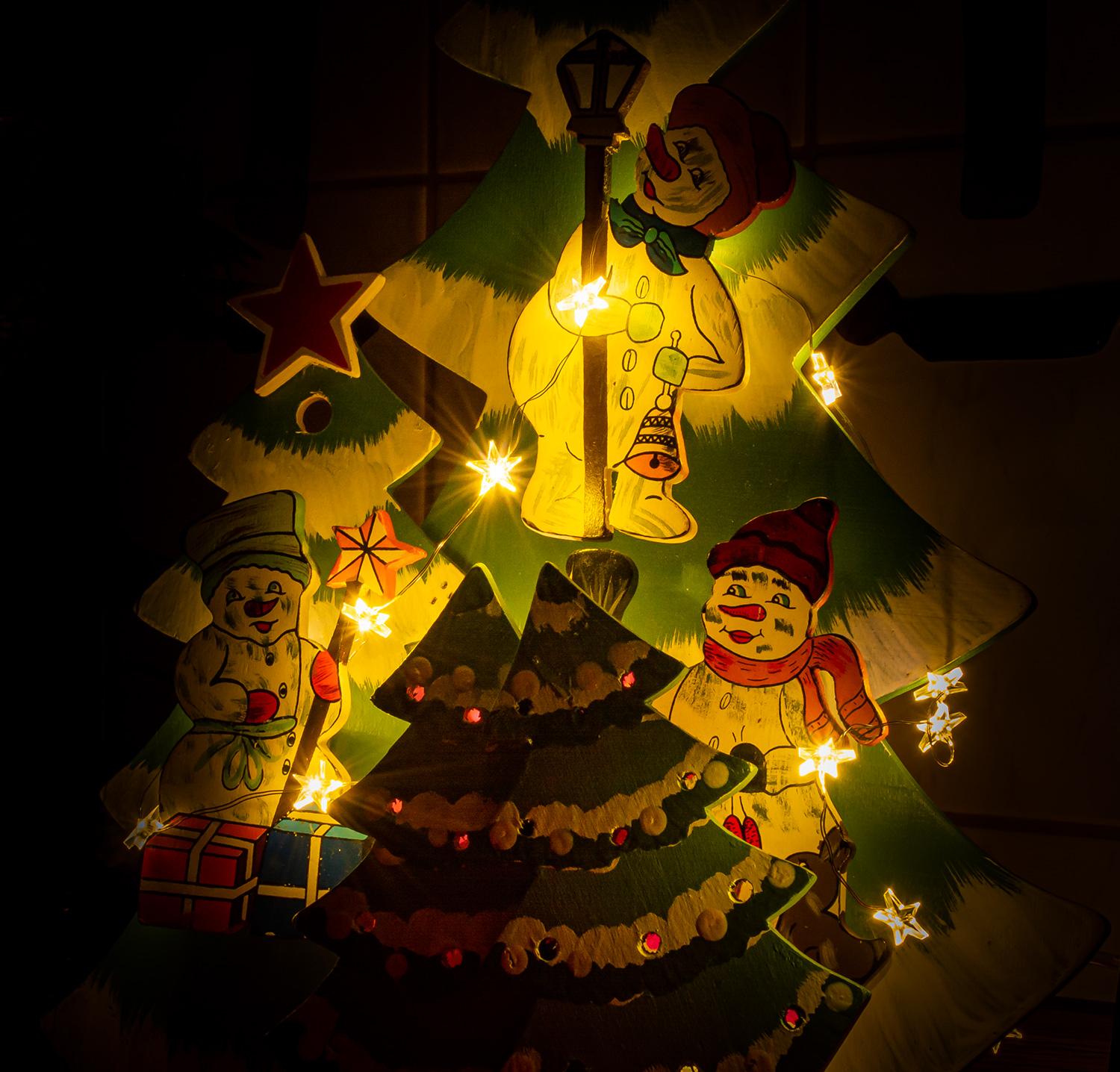 Drei Schneemänner am Weihnachtsbaum