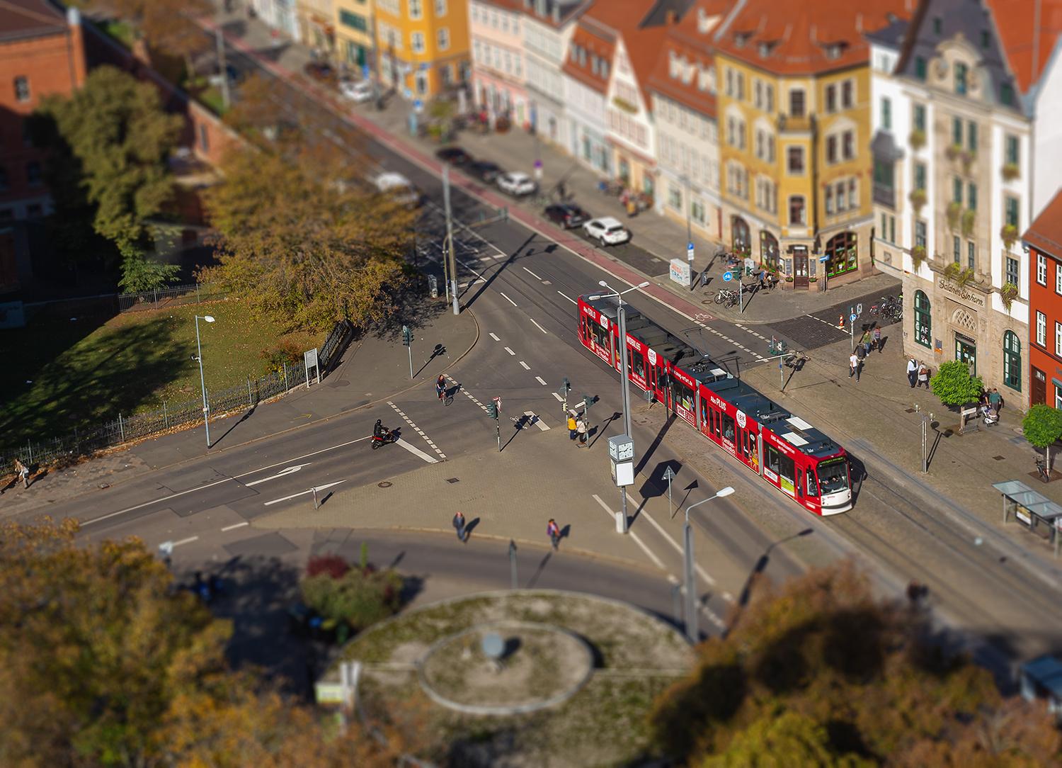Eine Straßenbahn im Herzen von Erfurt - Thüringen