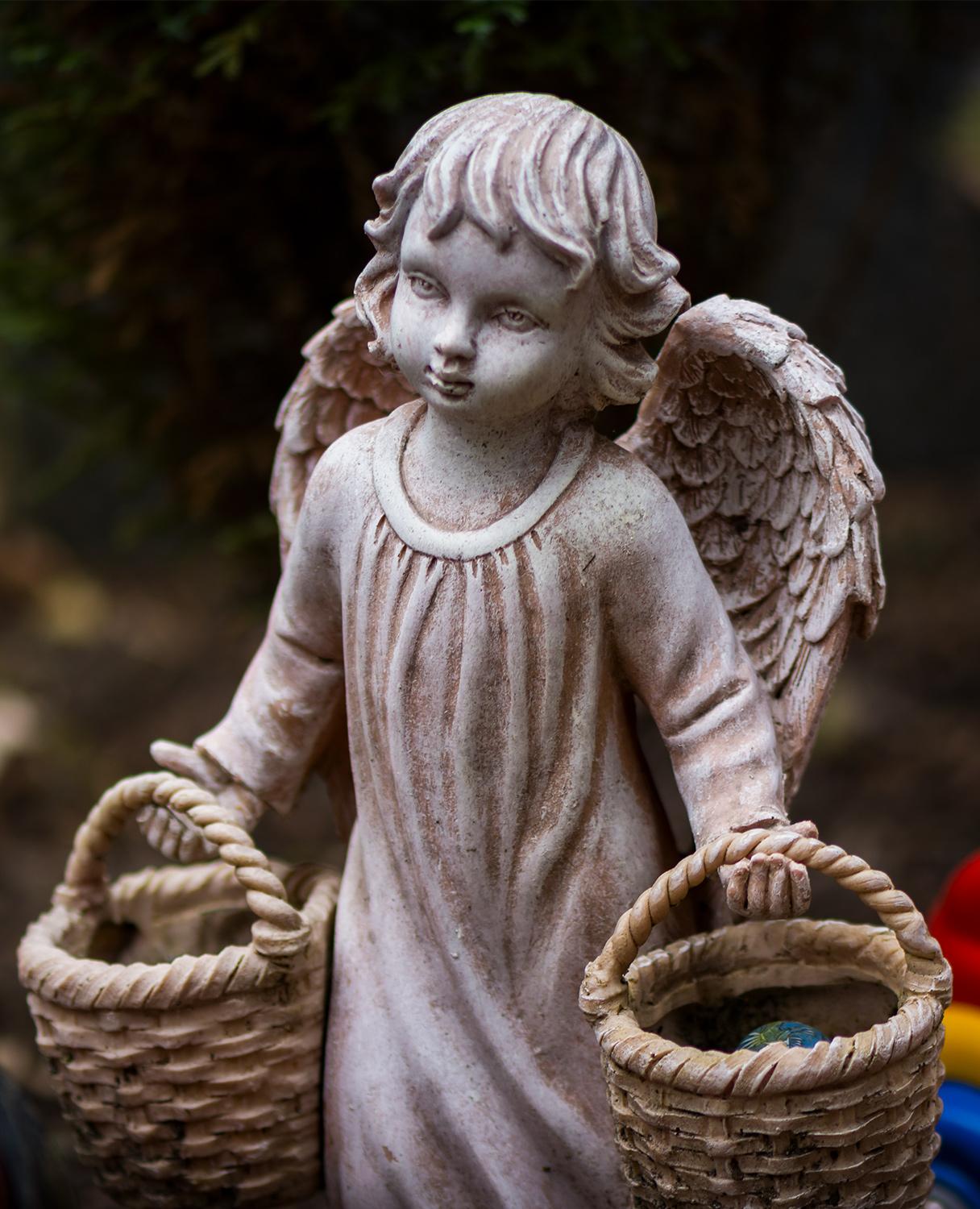 Engel mit zwei Körbchen