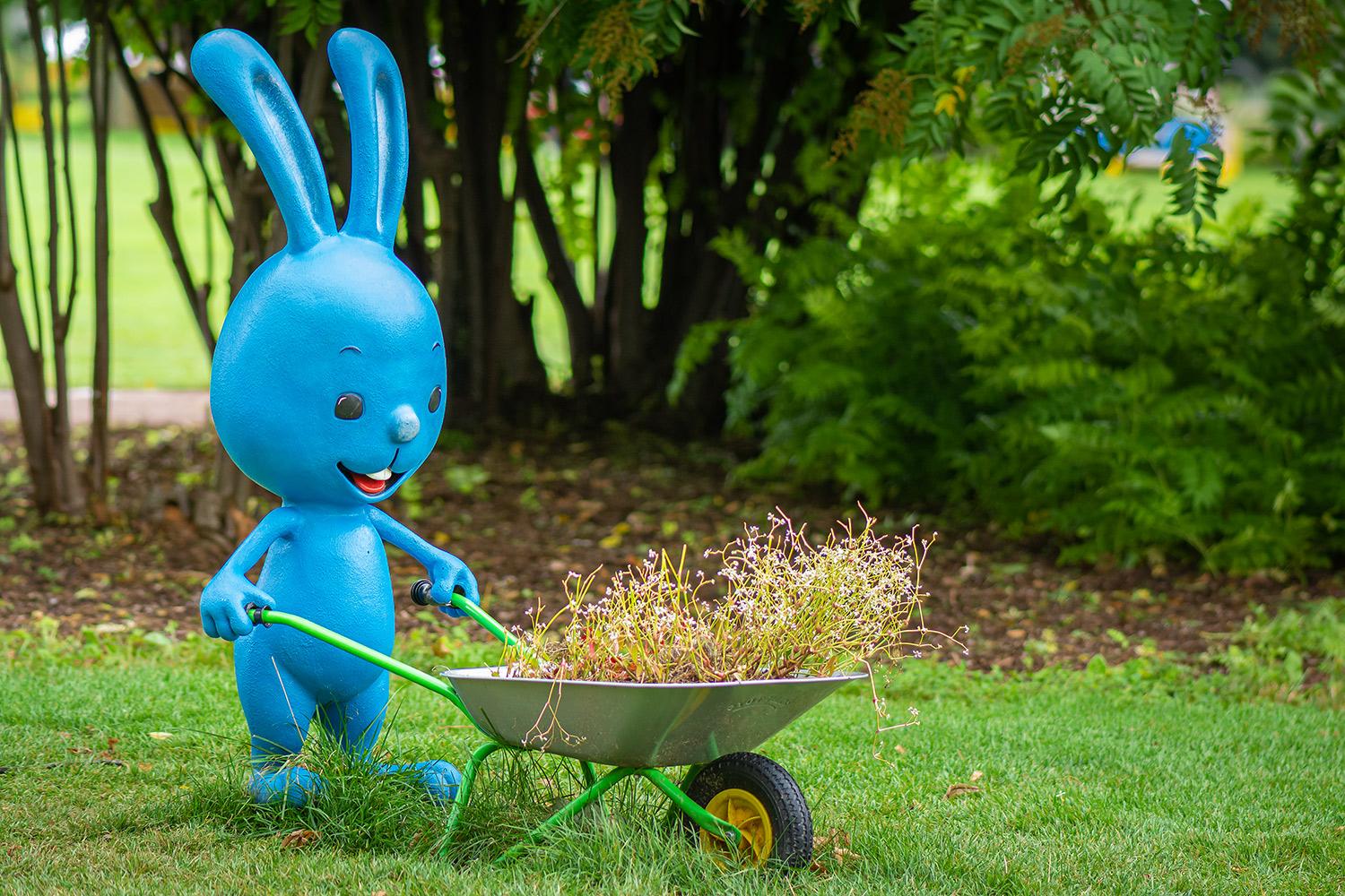 Hasi bei der Gartenarbeit - Schubkarre