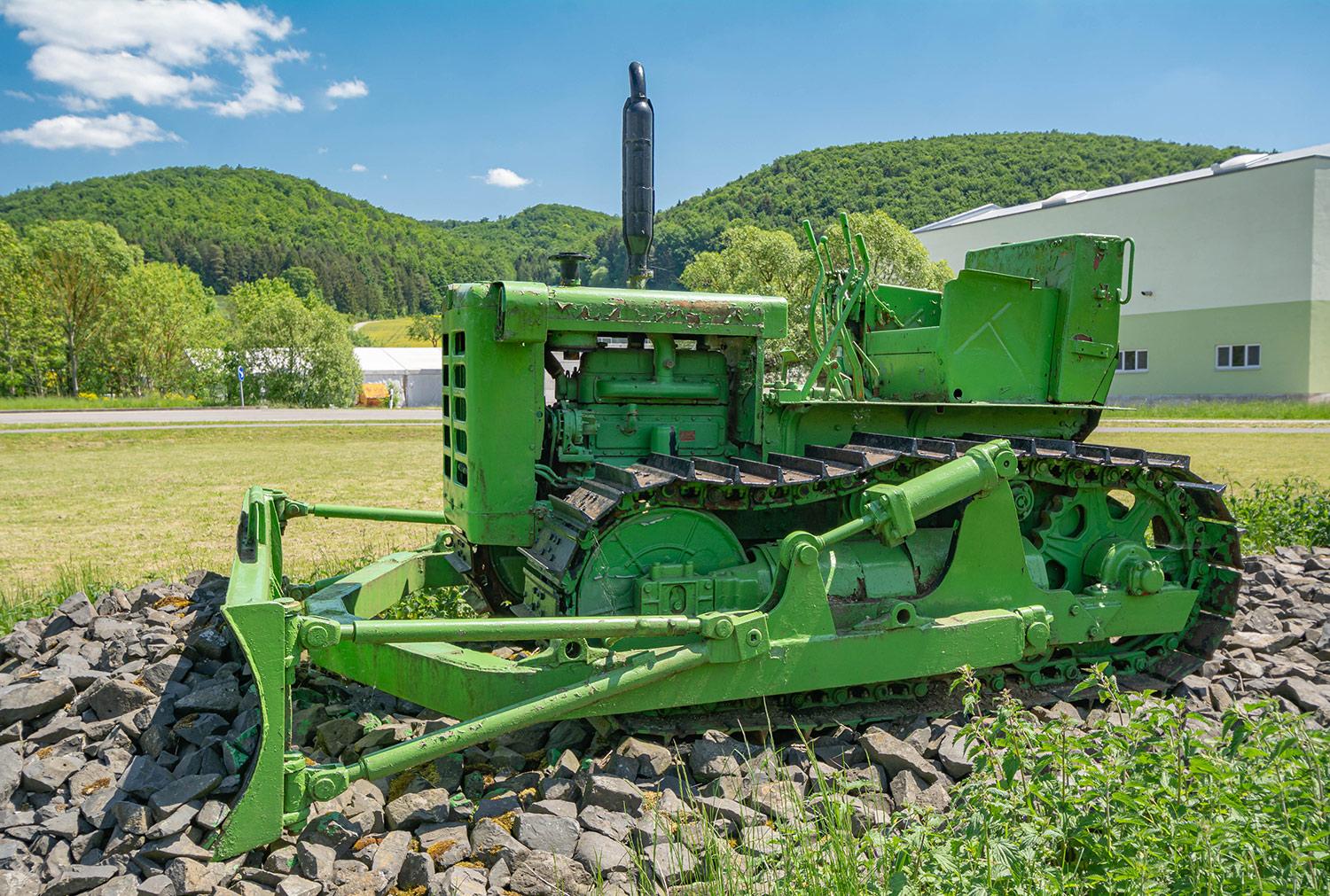 Historische Planierraupe UTB S-650