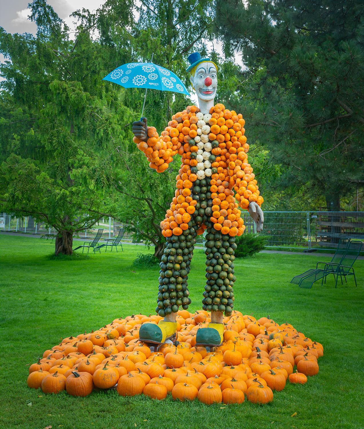 Kürbisausstellung egapark Erfurt 2019 - Clown mit Schirm