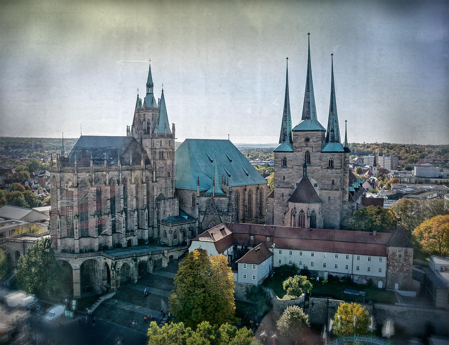Luftaufnahme vom Erfurter Dom und der Severikirche - Thüringen