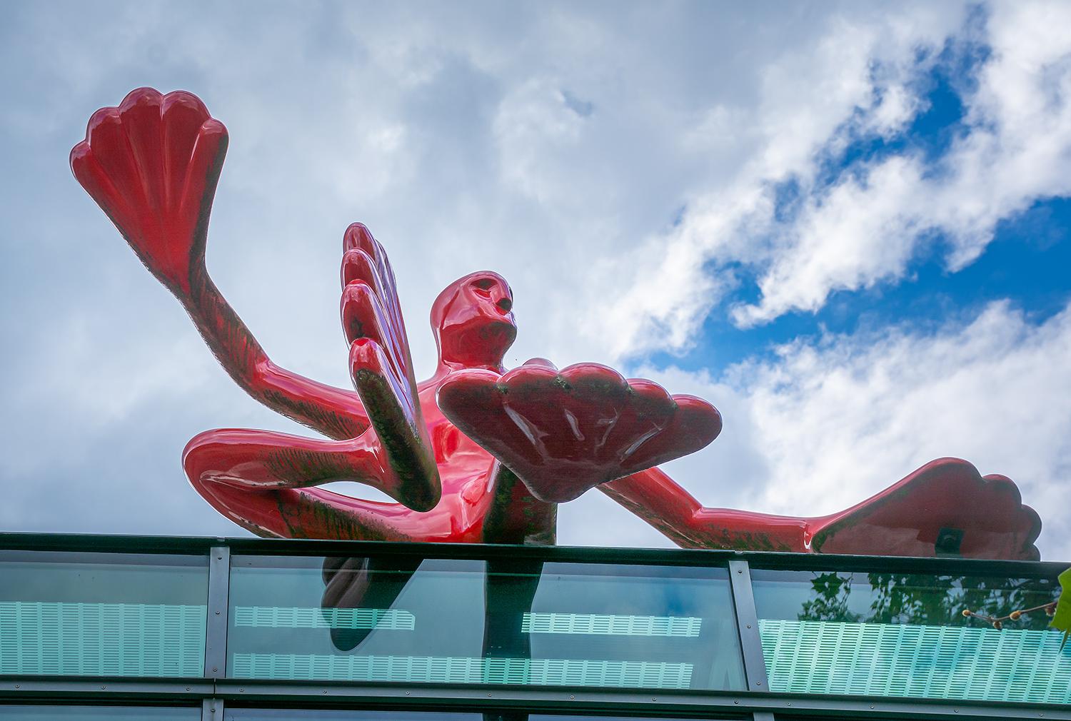 Rote Figur auf einem Dach in Hameln - Niedersachsen