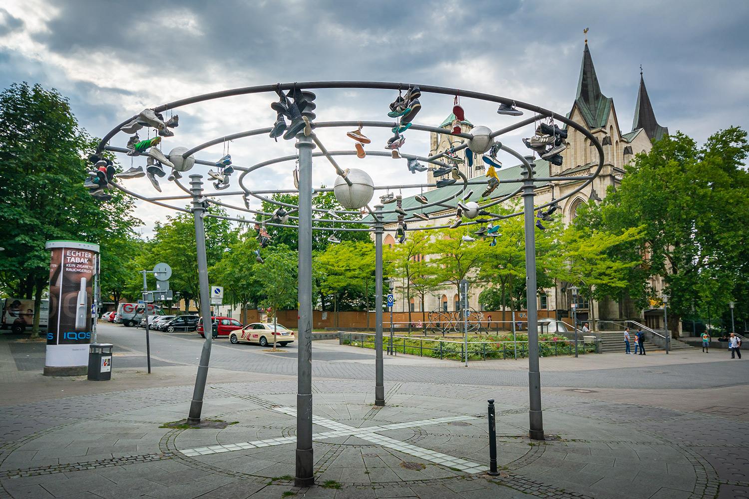 Schuhe baumeln in der Essener Innenstadt - Shoefiti