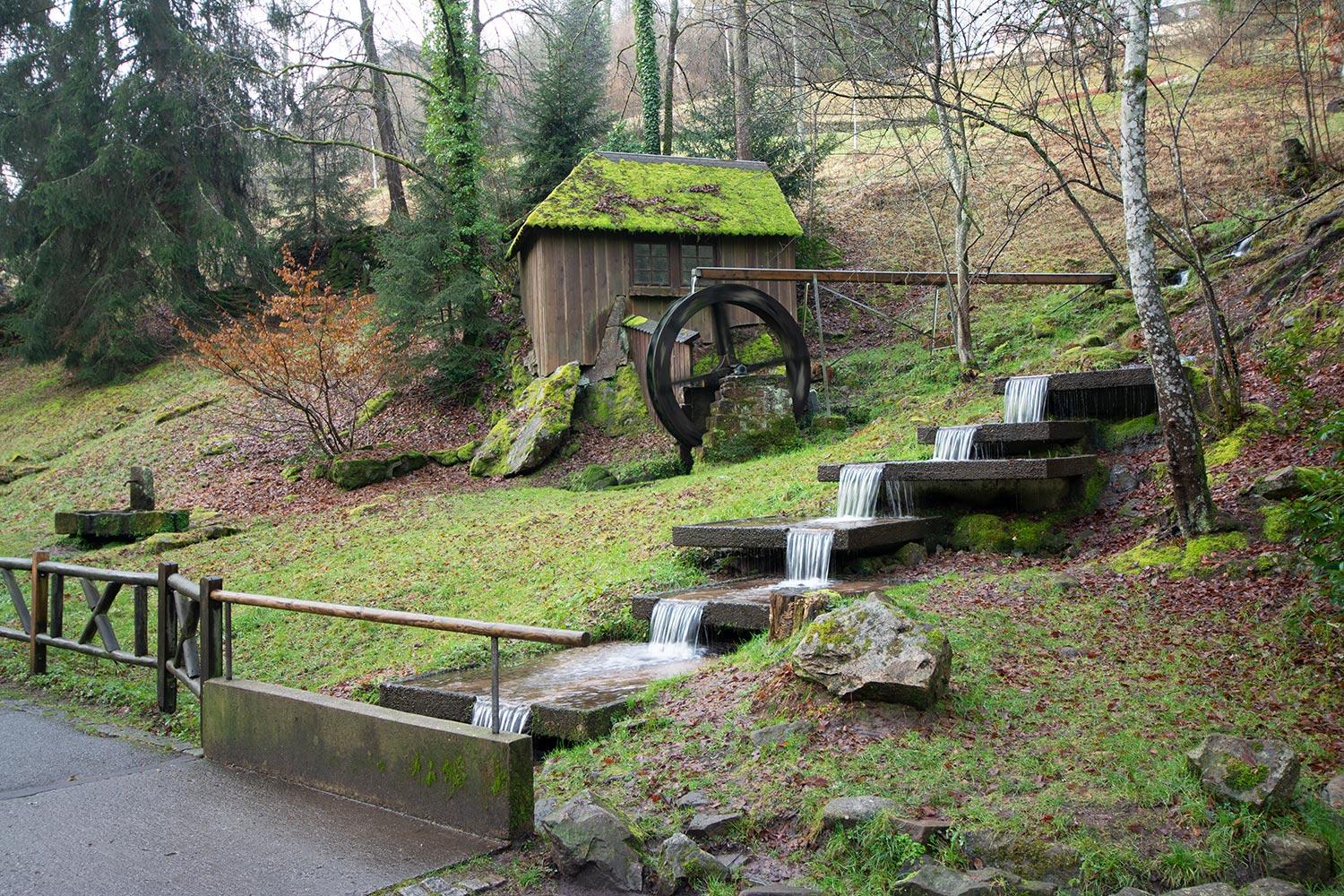Schwarzwaldhäuschen mit Wasserrad in Bad Wildbad - Baden-Württemberg