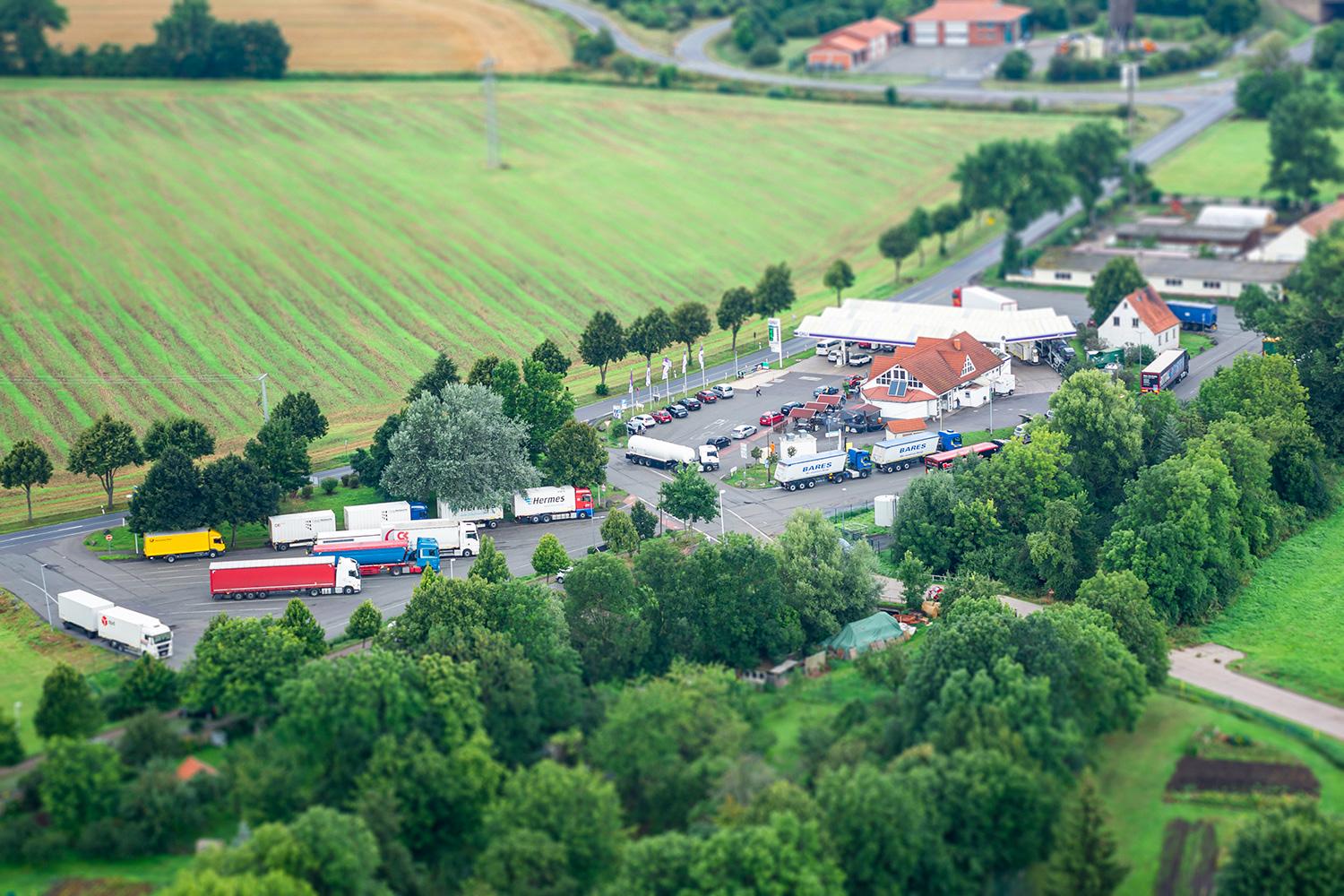 Tank- und Rastanlage Drei Gleichen als Tilt-Shift - Thüringen