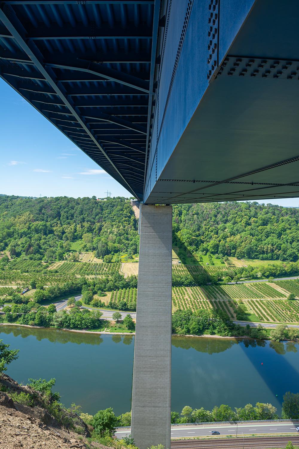 Unter der Moseltalbrücke BAB 61 - Rheinland-Pfalz