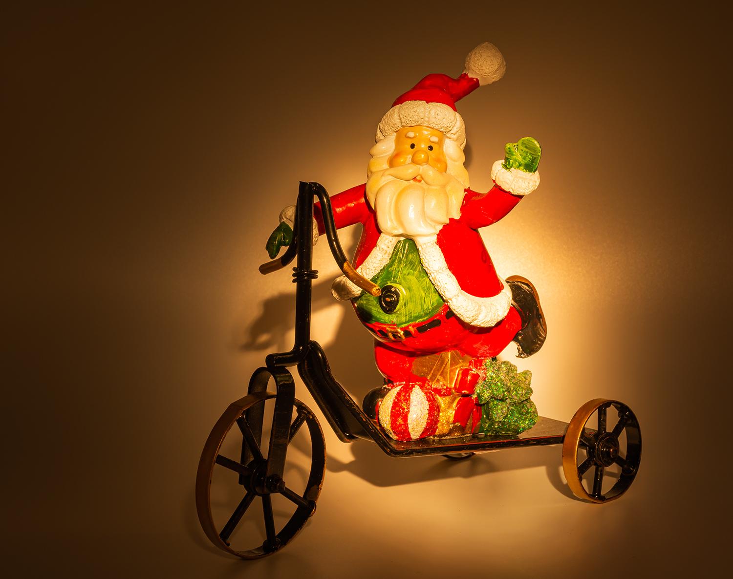 Weihnachtsmann auf dem Dreirad