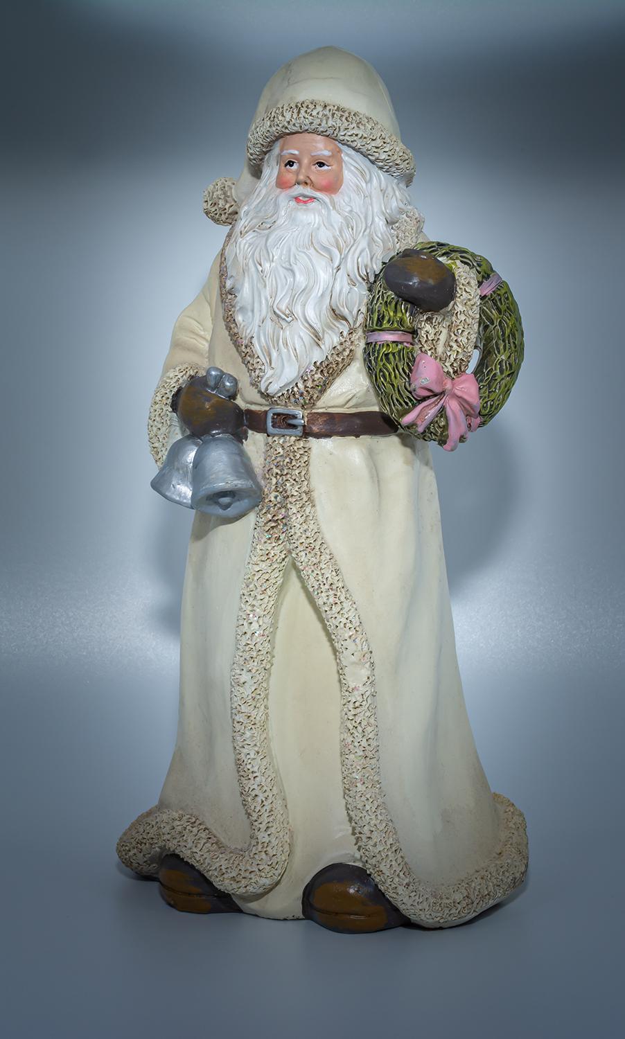 Weihnachtsmann mit Kranz und Klocken