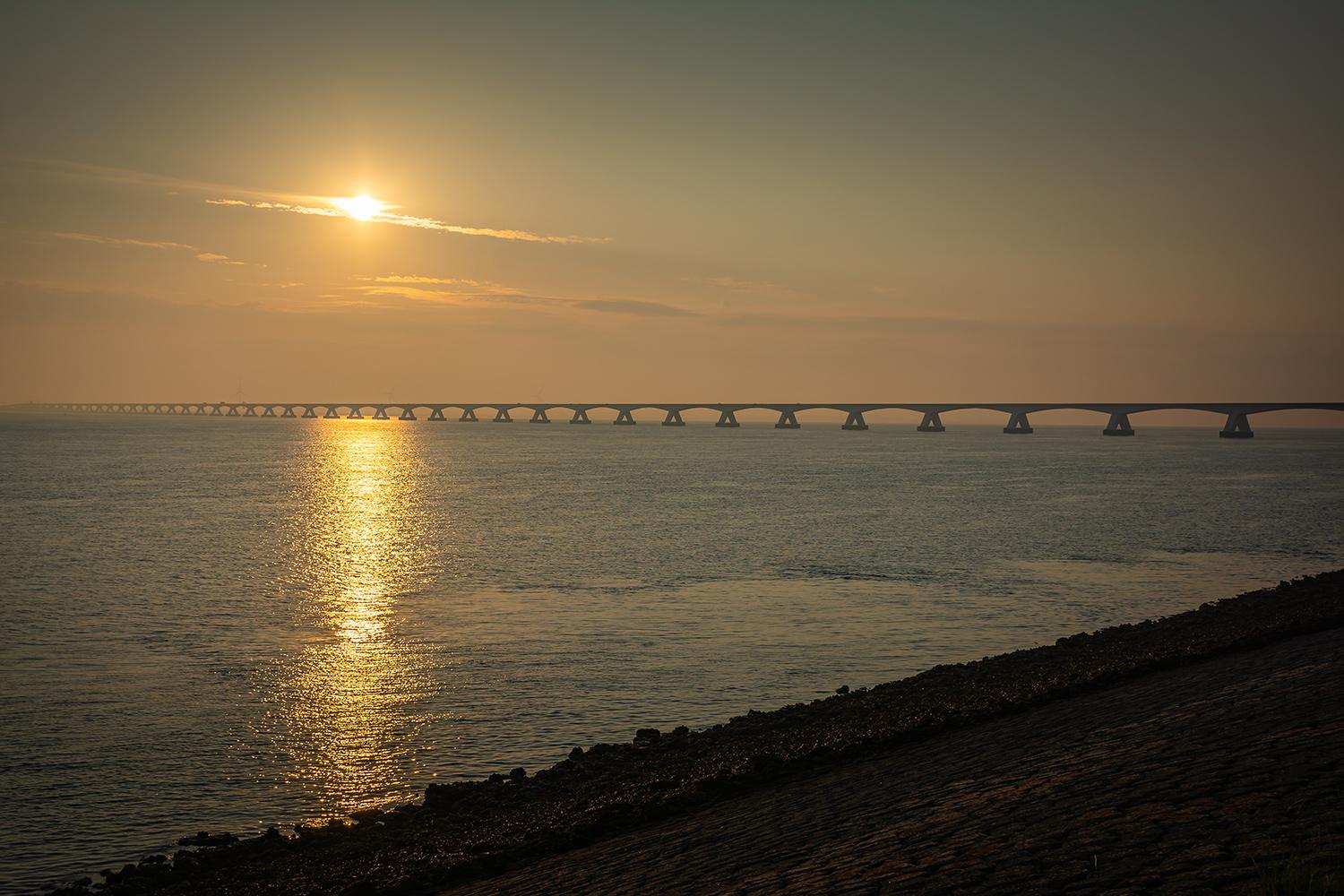 Zeelandbrug bei Sonnenaufgang - Niederlande