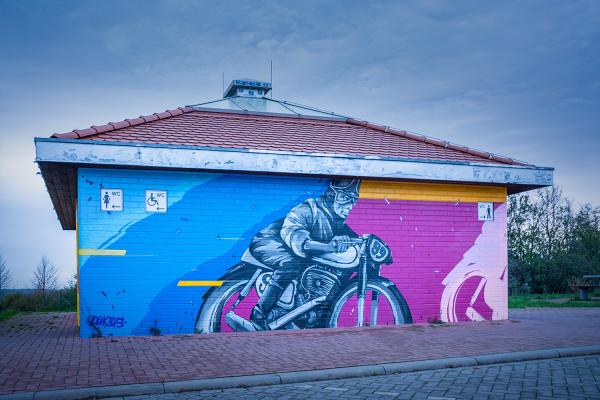 Graffito "Historische Rennmaschine" - Parkplatz Saaleaus Nord (Sachsen-Anhalt)