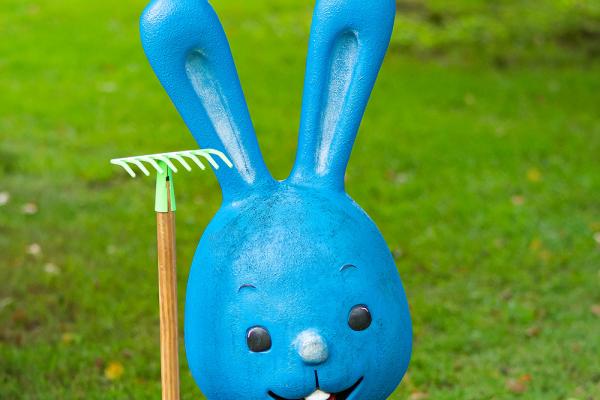 Hasi bei der Gartenarbeit - Rechen