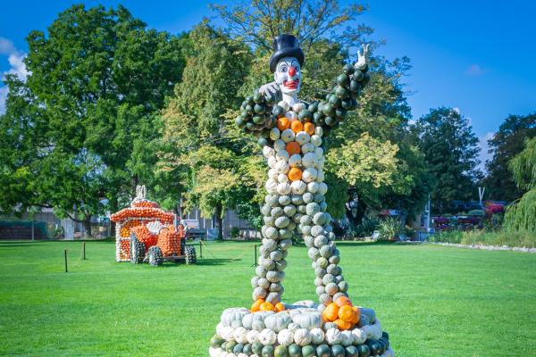 Kürbisausstellung egapark Erfurt 2019 - Clown-Akrobat