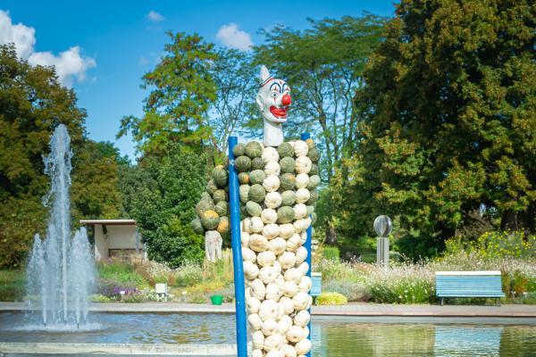 Kürbisausstellung egapark Erfurt 2019 - Clown beim Turnen