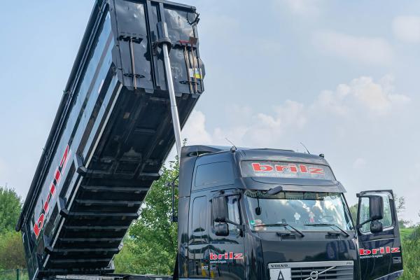 Nach dem Waschgang - Schüttgutlaster Volvo FH 500
