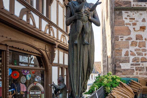 Statue der Sophie von Brabant auf dem Marktplatz in Marburg - Hessen