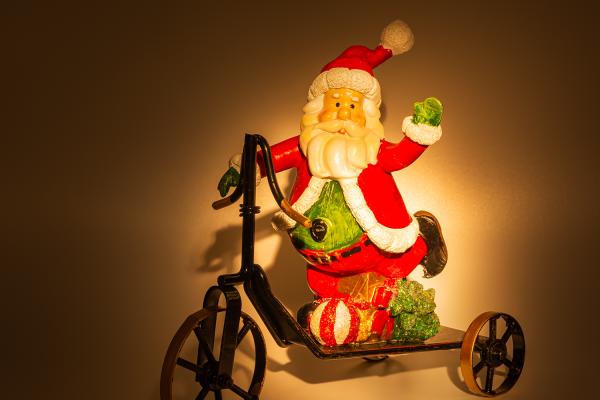 Weihnachtsmann auf dem Dreirad