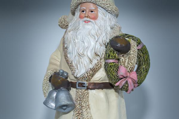 Weihnachtsmann mit Kranz und Klocken